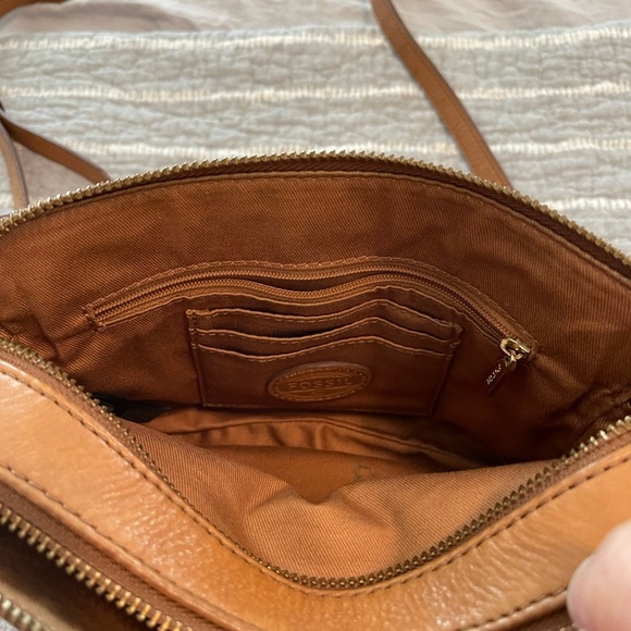 Fossil honey colored Camera Leather Crossbody Bag see photo for flaw - Picture 4 of 9